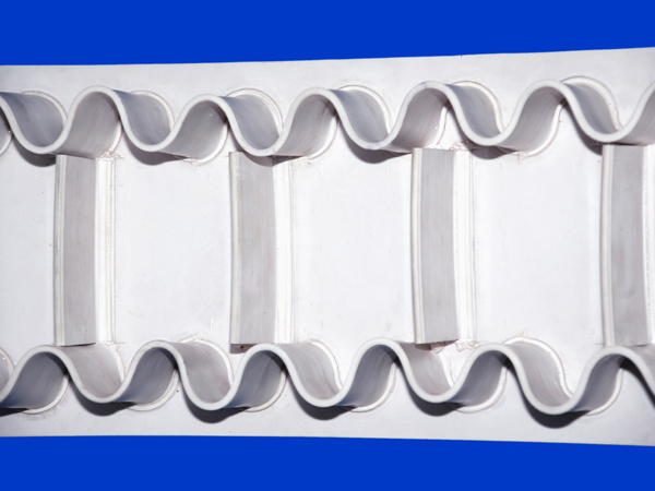 ultrasonically-welded-sidewalled-cleated-conveyor-belt